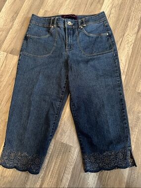 Gloria Vanderbilt Dark Blue Denim Cropped Jeans with Embroidered Hem